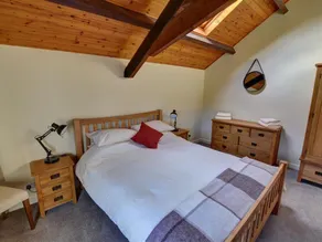 Quaint Holiday Home in South Wales With Sunny Gardens - Image 3