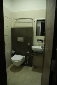Collection O Hotel Royal View - Image 4