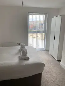 Modern 2 Bed Apartment by Manchester City Centre - Image 3