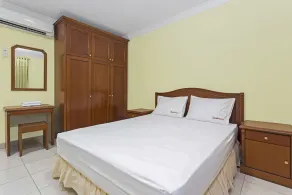 RedDoorz Near Ciputra World Kuningan - Image 5