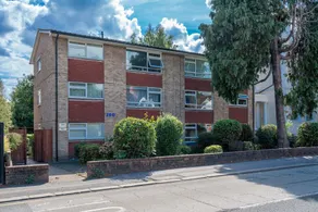 Modern 2BR Apartment w/ Free Parking in Redhill - Image 4