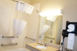 La Quinta Inn & Suites by Wyndham Houston Hobby Airport - Image 3