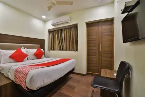 Hotel The Emerald by OYO Rooms - Image 4