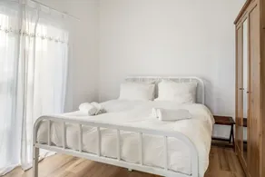 Bright & Sunny Apt in Trendy Location - Image 5