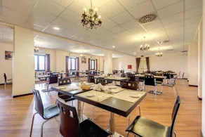 Regal Park Hotel - Image 4