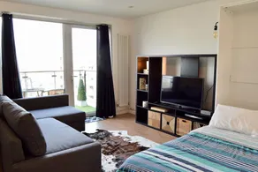 Stylish 1 Bedroom Studio Near Canary Wharf - Image 2