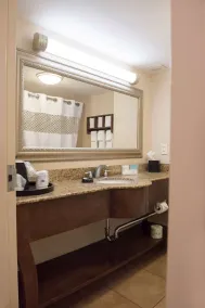 Hampton Inn Savannah-Historic District - Image 3