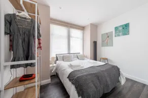 Stylish & Sleek 3BD Home Including Guest House in Southall - Image 5