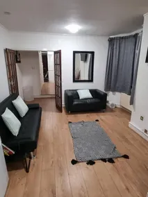 Lovely 5-bed House in London - Image 2