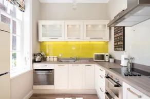 Stunning 1BR Apartment in Central York w/Parking - Image 5