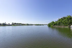 Pet-friendly 2br W/ Dock On Bay 2 Bedroom Home - Image 5