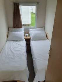 Stunning 2-bed Sleeps 6 Caravan in Felixstow - Image 2