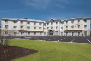 Days Inn & Suites by Wyndham Altoona - Image 4