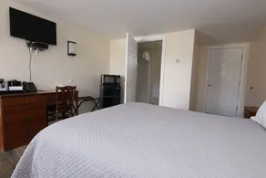 Colebrook Country Club & Hotel - Image 2