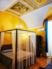 Holland International Rooms - Image 2