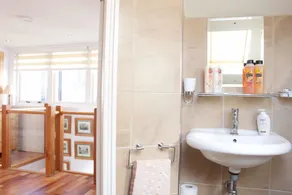 2 Bedroom House With Free Parking - Image 5
