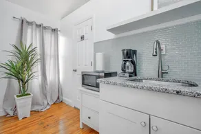 Racpanos Modern Stays - Image 4