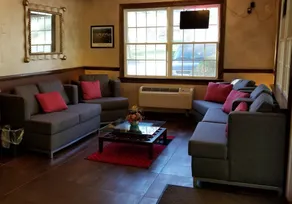 Smithtown Inn - Image 2
