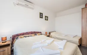 Awesome Home in Stinica With 2 Bedrooms and Wifi - Image 4