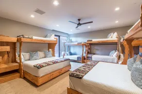 Luxury Service 1 Bedroom & Bunkroom Sleeps 16 Daily HK Condo - Image 3