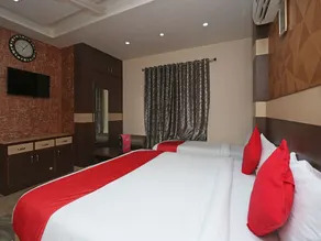 OYO Flagship 12177 Hotel Crystal Inn - Image 2