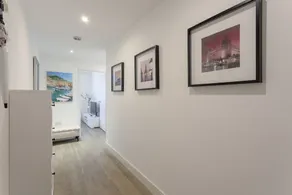 Spacious 2 bed 2 bath apartment in Surrey Quays - Image 3