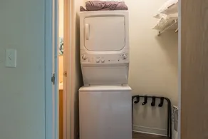 1 BR Apt near Downtown with Laundry by Frontdesk - Image 2