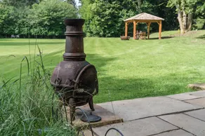 Tranquil Cabin Retreat in Carluke - Image 4