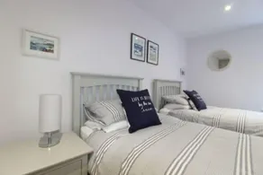 Middle Chine - 2 Bedroom Holiday Home - Image 3