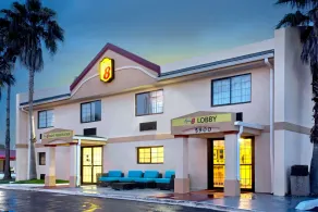 Super 8 by Wyndham Orlando International Drive - Image 3