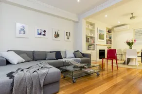 Stylish 3 Bedroom Pool House in Surry Hills - Image 2