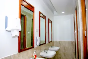 UZ Airport Capsule Hotel - Image 3