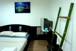 Flashpackers - Image 5