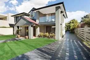 Luxury Family Holiday House 212 - Image 1