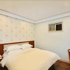 Aventine Town Hotel - Image 2