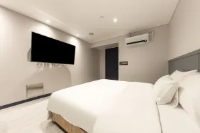 Y Tourist Hotel - Image 2
