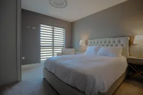 Apartment Overlooking Canal 2 Bedroom - Image 2