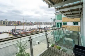 Light Modern Flat With Balcony Over River Thames! - Image 2