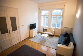 Opera Guesthouse & Apartments - Image 4