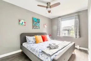 Stunning 2BR - King Bed Apt - Prime Location - Image 4