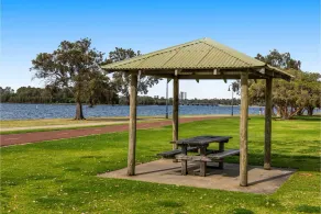 Comfortable Living Space Close to Foreshore & Cbd - Image 4