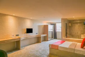 Hotel Dreams by OYO Rooms - Image 2