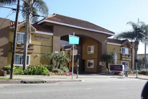 Sunburst Spa & Suites Motel - Image 3