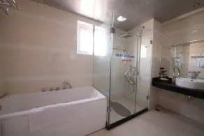 Level Hotel - Image 3