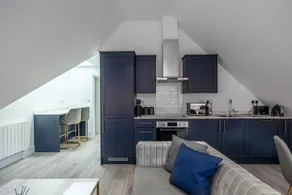 Impeccable 2-bed Apartment in Camberley - Image 5