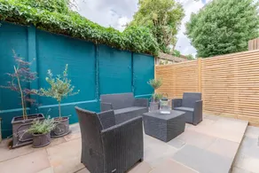 Stylish 1 Bedroom Apartment in Nine Elms With Garden - Image 5