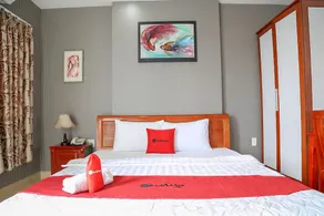 RedDoorz Plus near Hoang Van Thu Park - Image 3