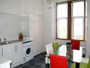 Spacious 2 Bedroom Apartment - Image 1