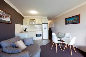 Horizons 414 - Lake Jindabyne Waterfront - Image 4