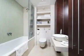 Modern 2BR Flat With Thames View - Image 2